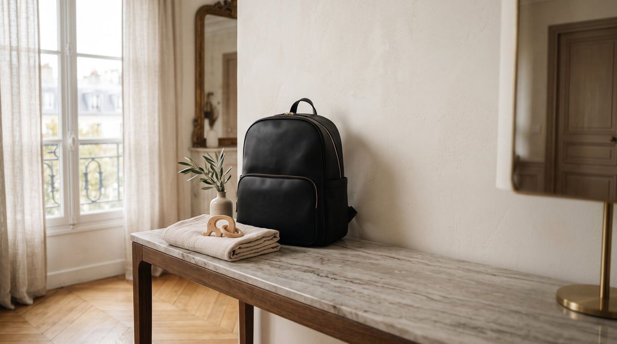 Sac à langer noir élégant posé sur console marbre — Maison Lunö