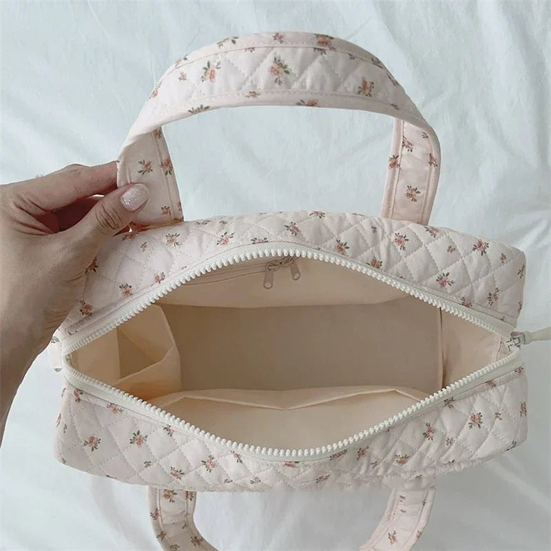 Sac à langer bandoulière fleuri — Coton matelassé floral portable – Maison Lunö (photo 3)