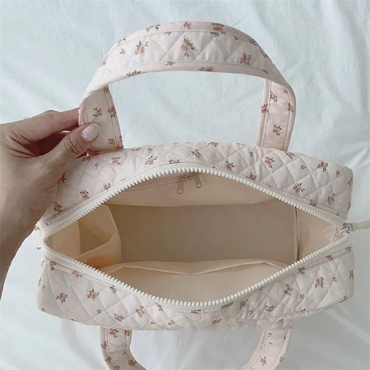 Sac à langer bandoulière fleuri — Coton matelassé floral portable – Maison Lunö (photo 3)