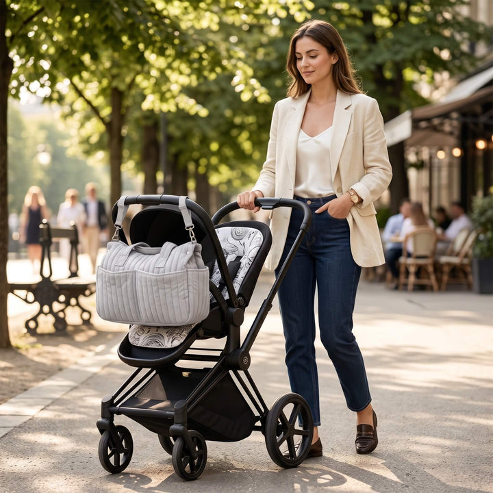 Sac à langer matelassé gris accroché à une poussette - format pratique
