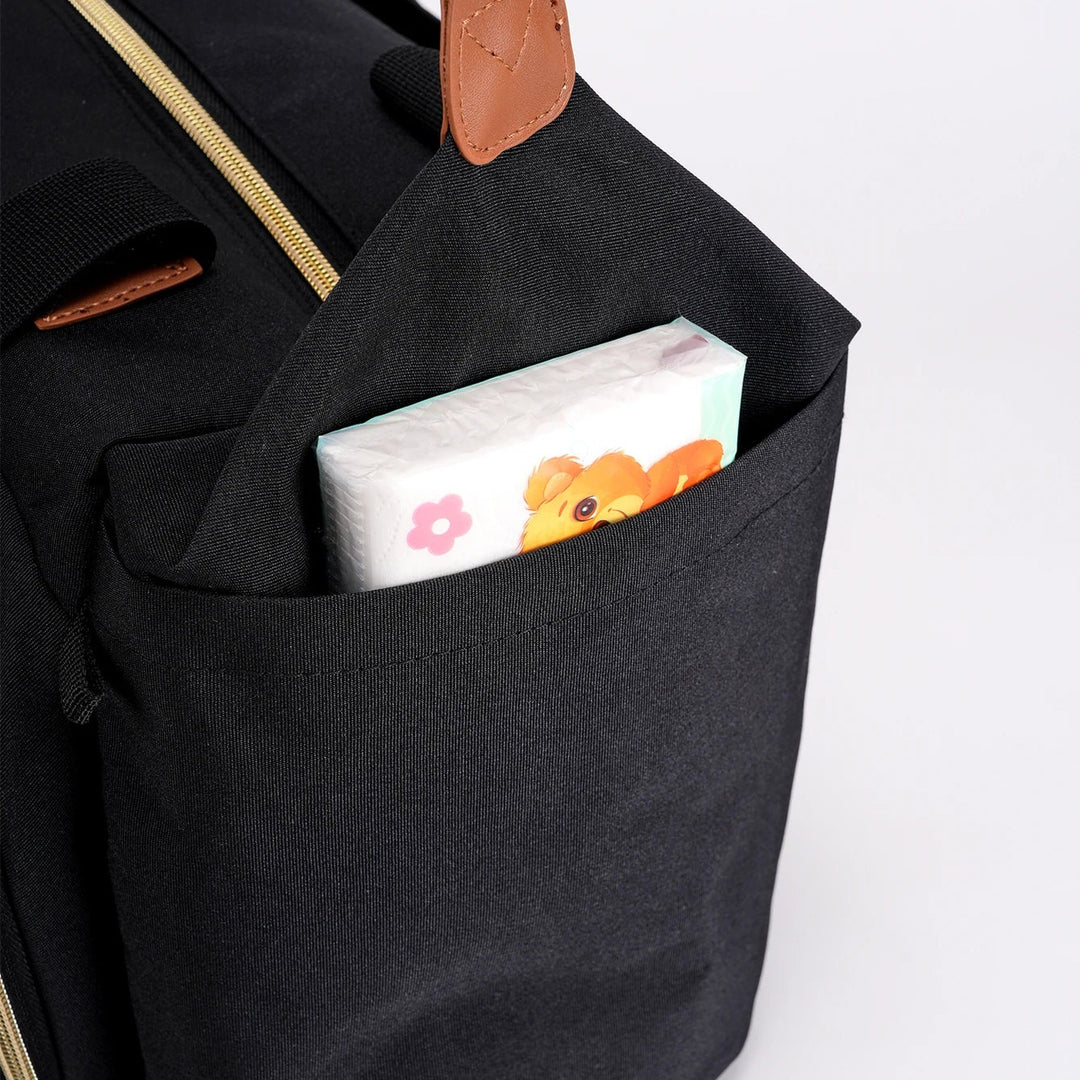 Poche latérale du sac à langer brodé 3 pièces Maison Lunö, avec son paquet de lingettes accessible