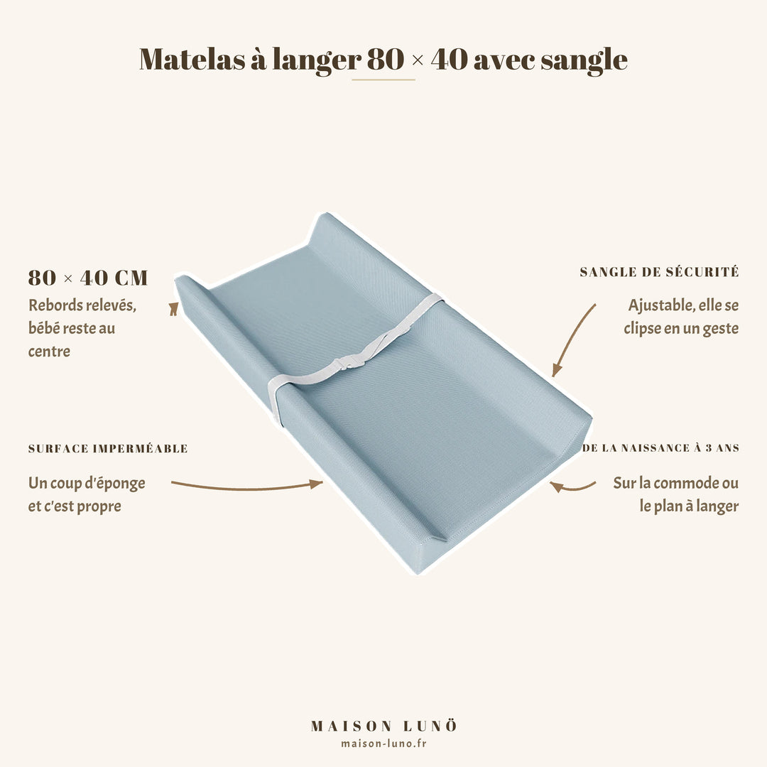 Matelas à langer 80 × 40 cm avec sangle de sécurité Maison Lunö, coloris bleu clair — rebords relevés et surface imperméable