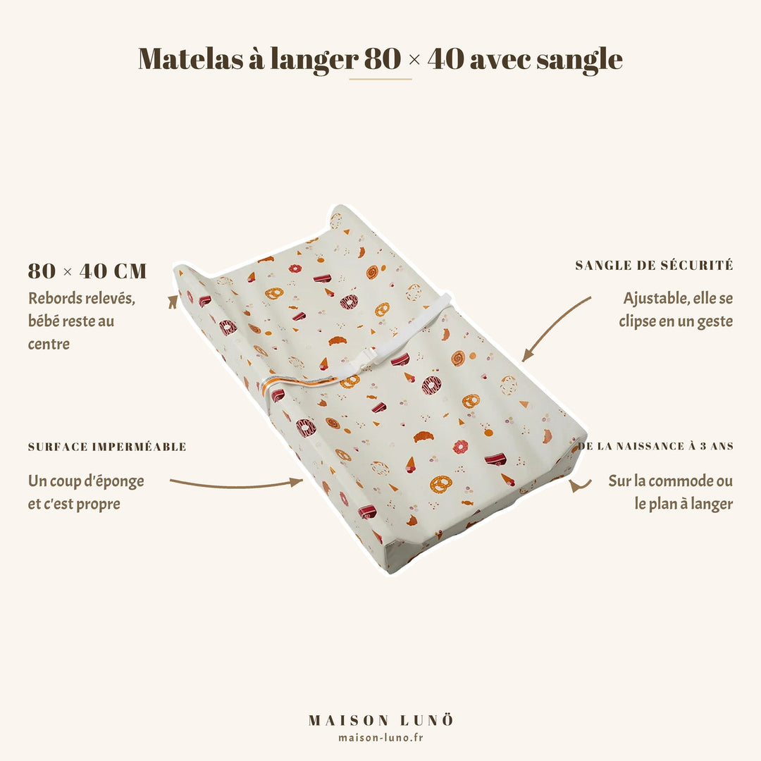 Matelas à langer 80 × 40 cm avec sangle de sécurité Maison Lunö, coloris désert blanc cassé — rebords relevés et surface imperméable