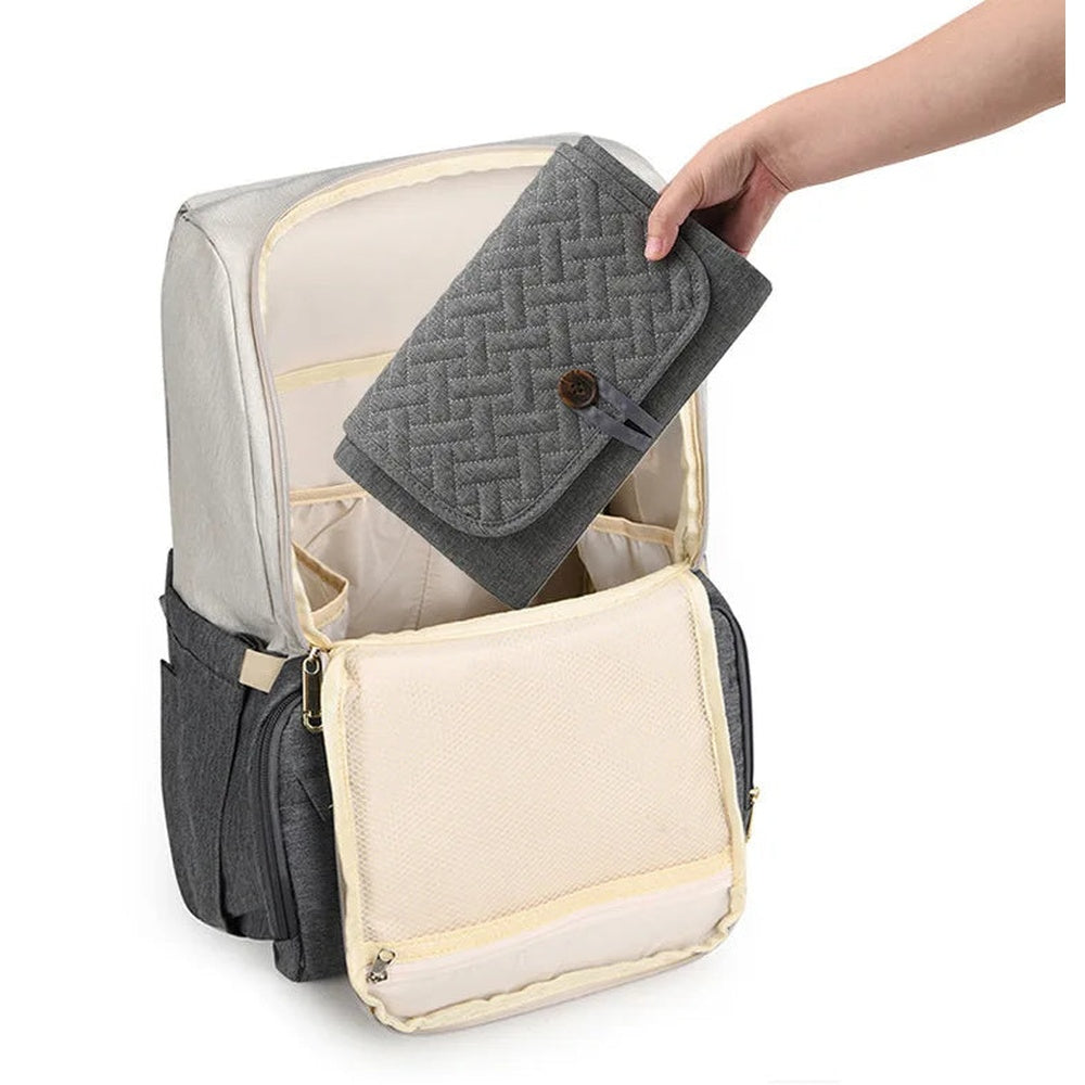 Matelas à langer pliable XL Maison Lunö rangé plié dans un sac à langer