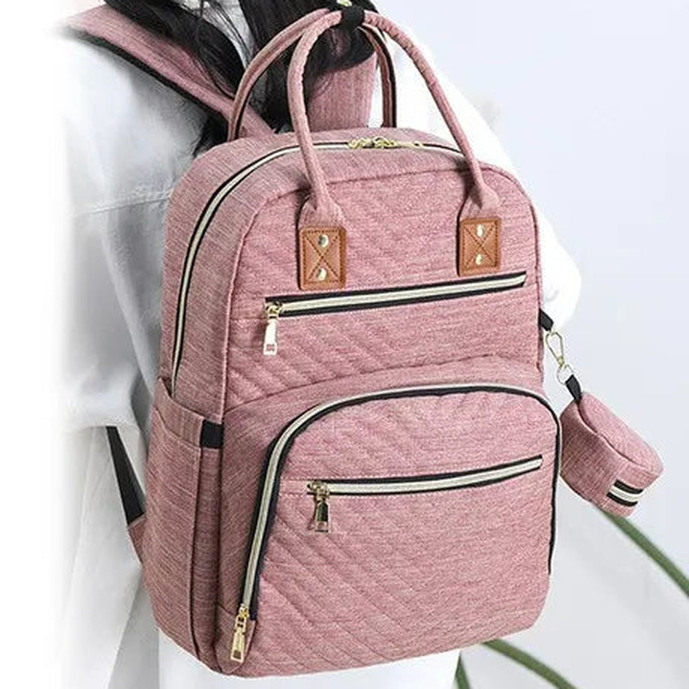 Sac à dos à langer matelassé diagonal rose poudré Maison Lunö porté au dos