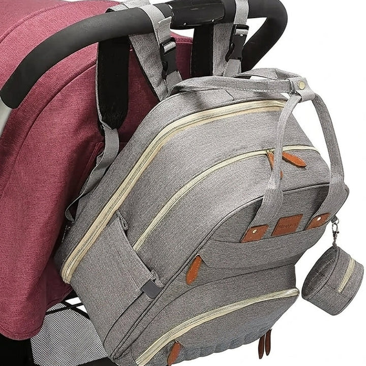Sac à langer convertible 3 en 1 Maison Lunö accroché aux poignées d&