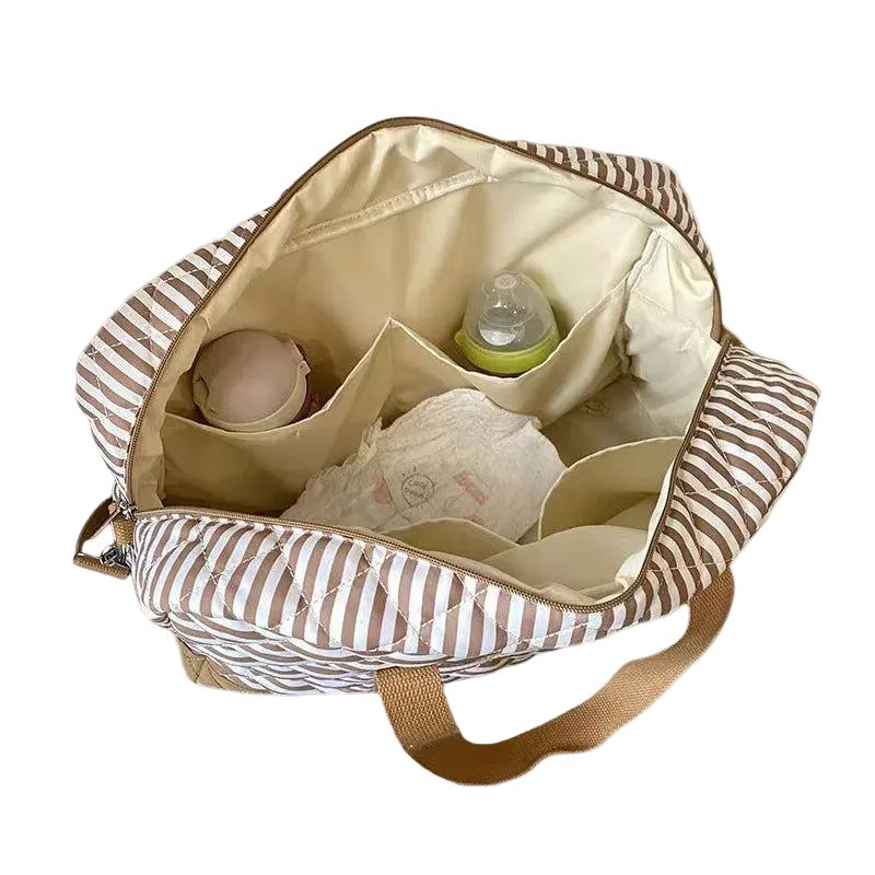 Intérieur compartimenté du sac à langer matelassé épaule Maison Lunö